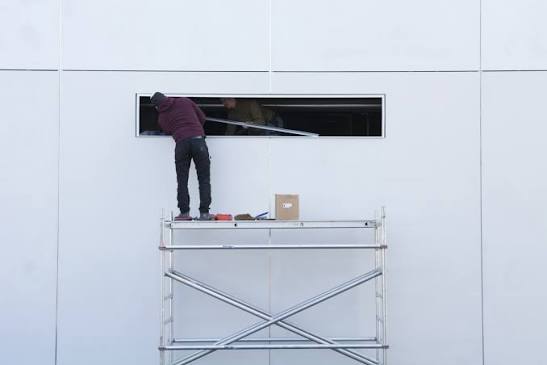 Andamios instalados en la fachada de un edificio